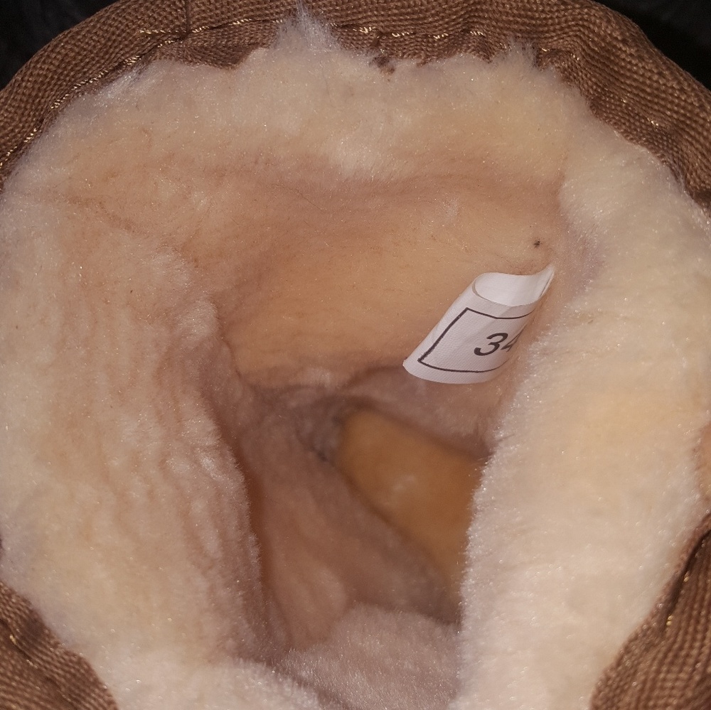UGGS - Picture 4 of 4